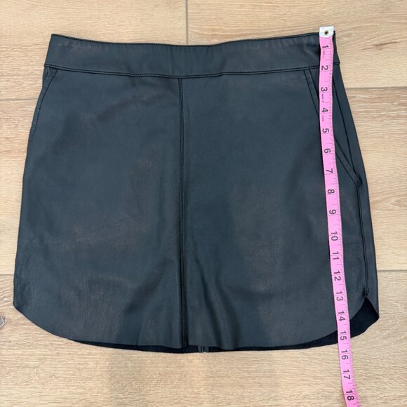 Black Curved Hem Faux Leather Mini Skirt Size M Forever 21 - Picture 4 of 5